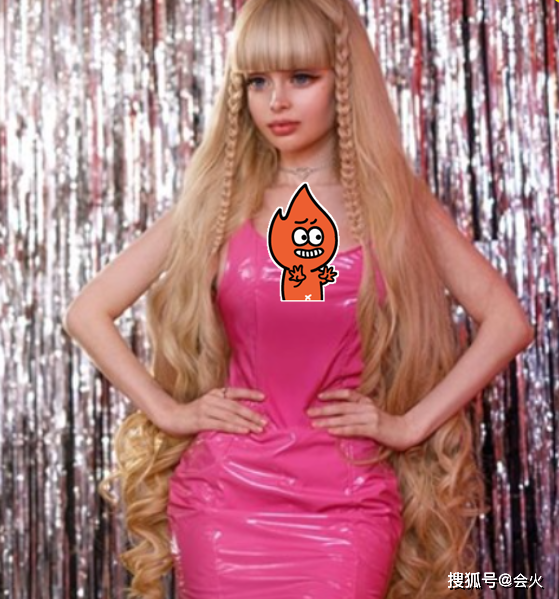 女模蜂腰翘臀像真人芭比6岁就被父母当芭比养腰围仅50厘米