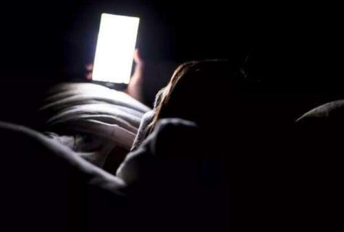 长期躺着玩手机会发生什么?4件“麻烦事”或会找上门,很难甩掉休闲区蓝鸢梦想 - Www.slyday.coM 长期躺着玩手机会发生什么?4件“麻烦事”或会找上门,很难甩掉休闲区蓝鸢梦想 - Www.slyday.coM