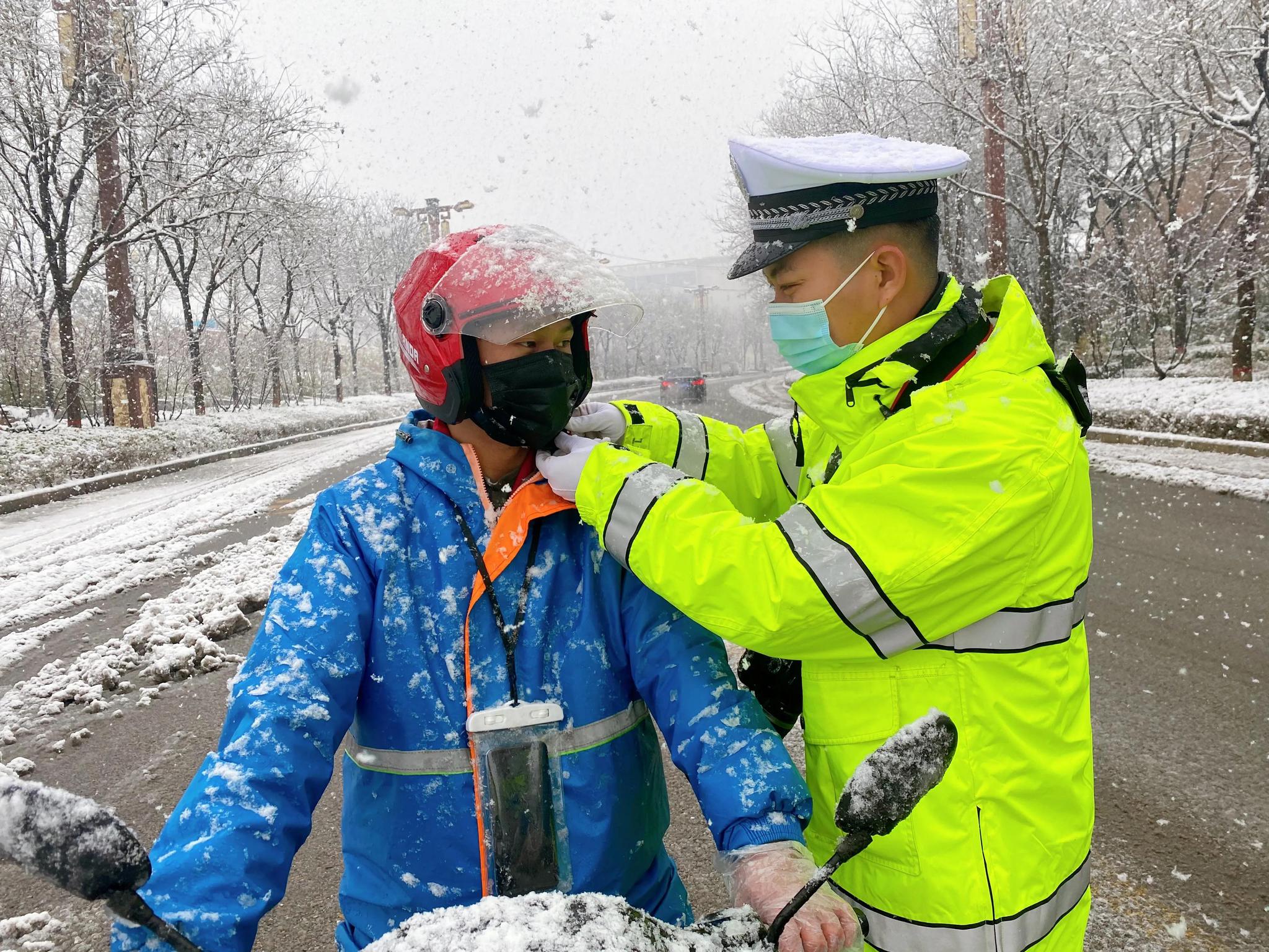 韩城交警雪天执勤保畅通展现亮丽雪警