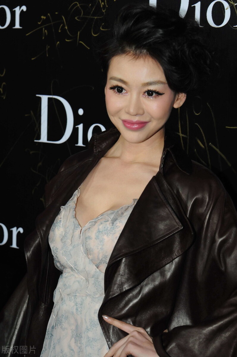 巩新亮如此漂亮了她更加迷人