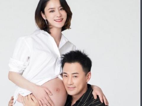 41岁林峯携妻子现身,甜蜜牵手被赞有夫妻相,张馨月产后嫩似少