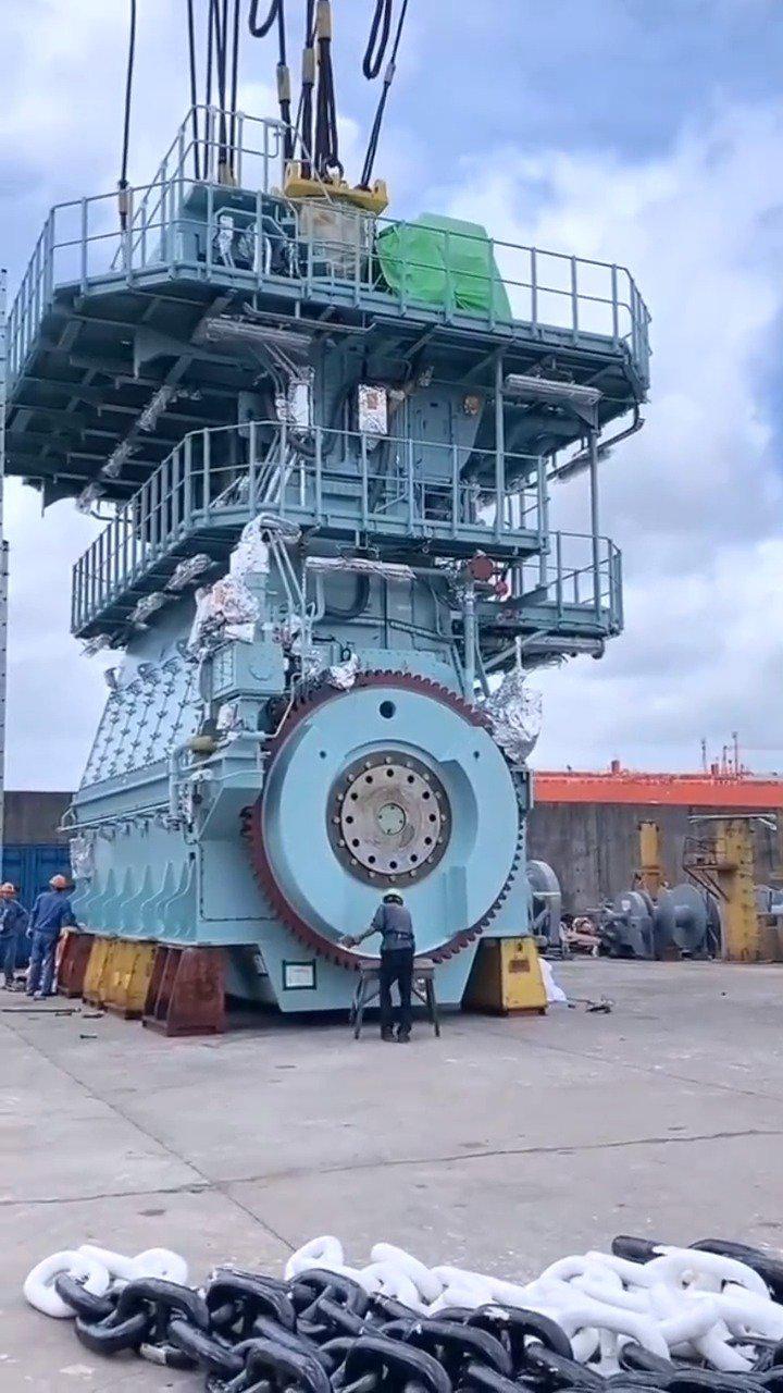 货轮的发动机重量400多吨比两层楼都高