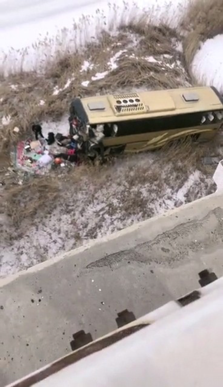 大庆市境内一客车坠桥致2死7伤