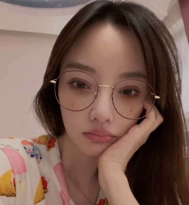 李小璐口含棒棒糖自拍嘟嘴在床前录视频模样清纯可爱