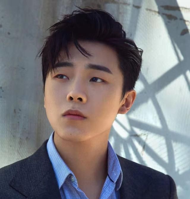 庞大的艺人群中了,除了用别的新闻引起关注,比如高嘉朗官宣恋爱这件事