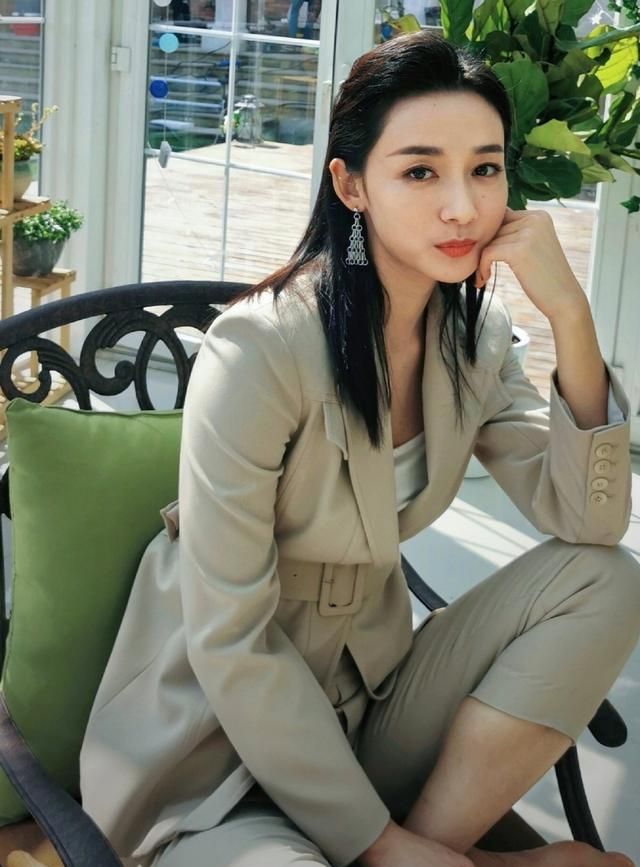 李若宁一身薄荷色套装春日暖阳绿意盈盈笑意轻柔甜美又时尚