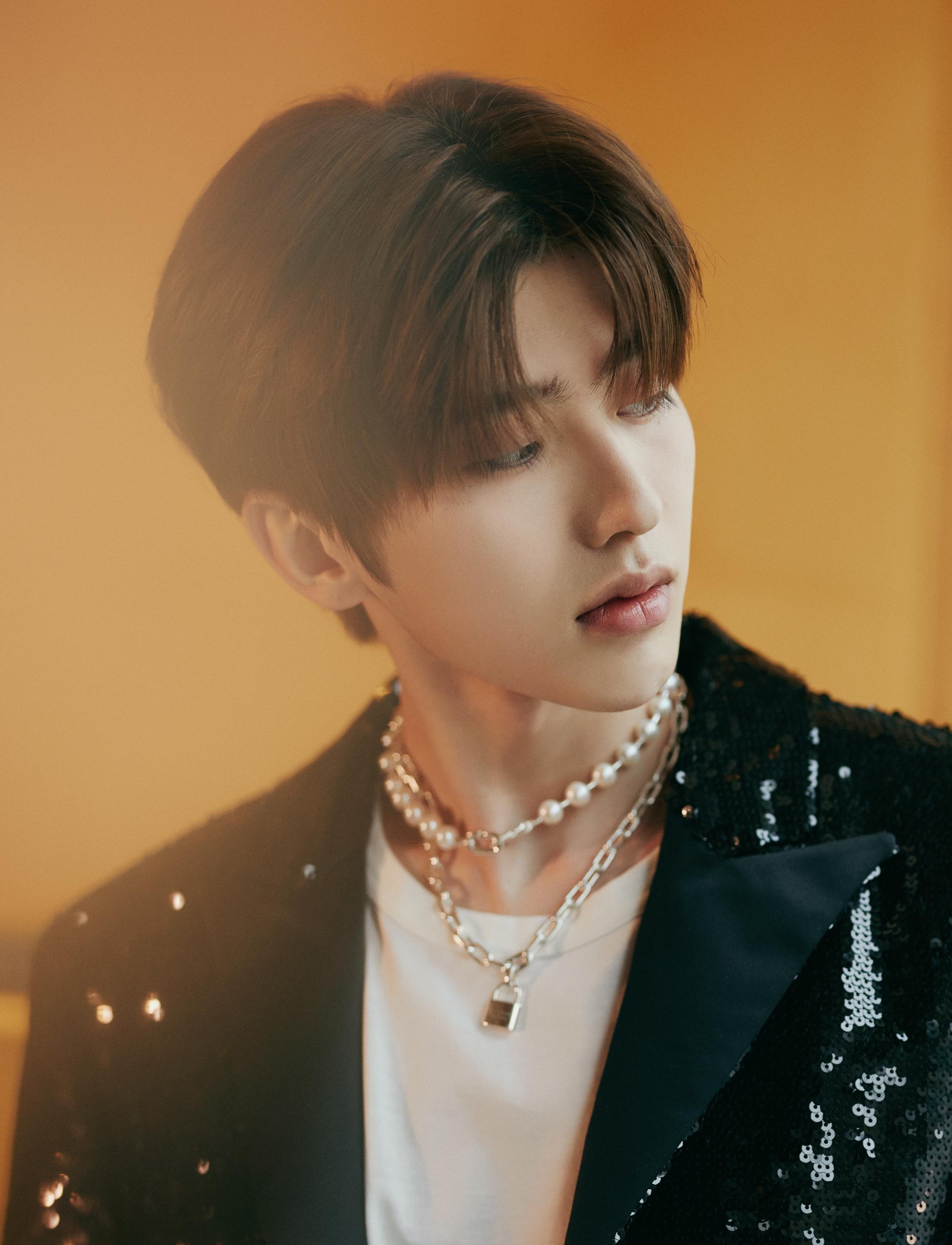 男星佩戴优雅珍珠项链圆润的珍珠点缀修长的颈间时尚感爆棚