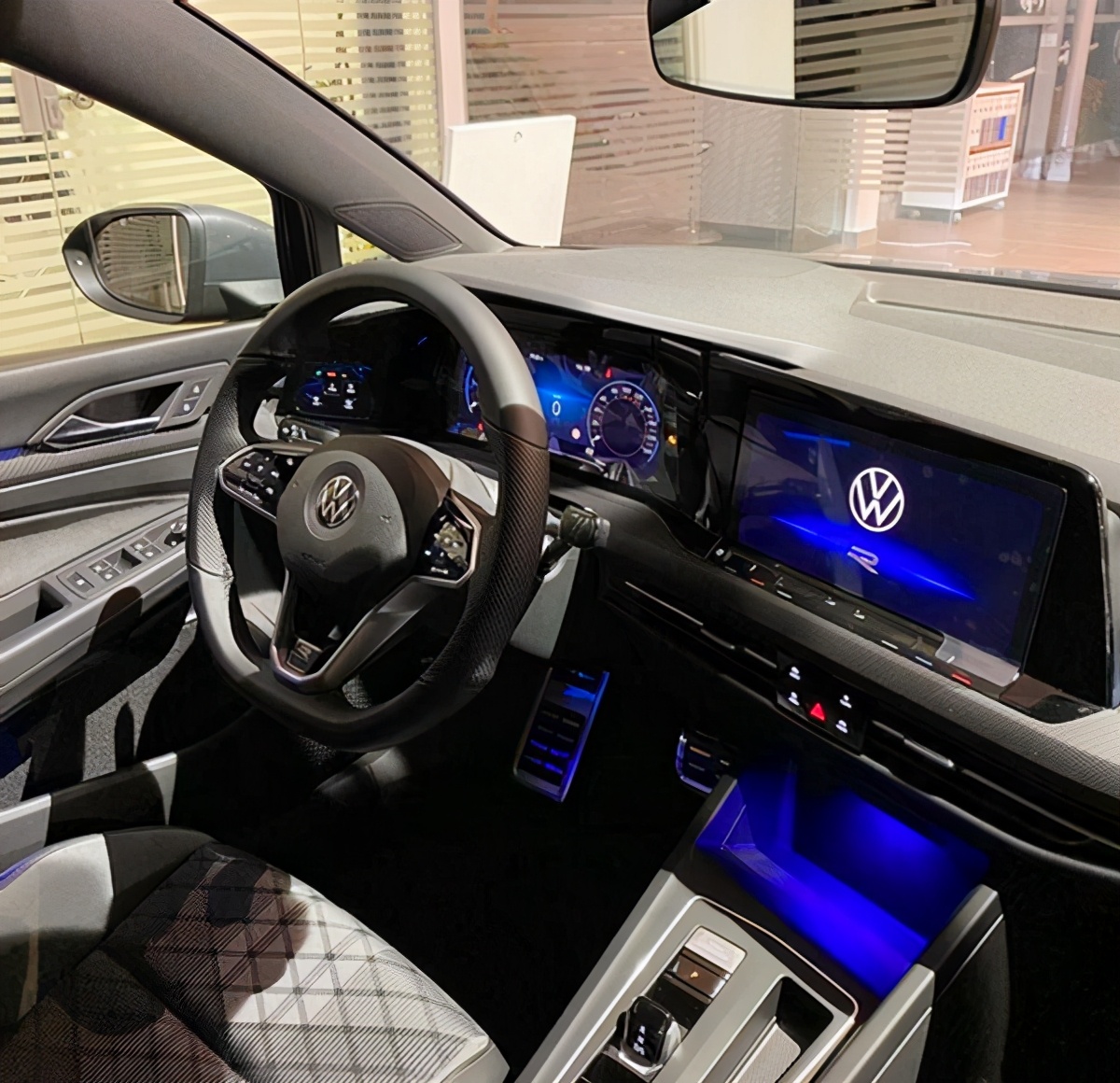 内饰也采用了第八代高尔夫的同款设计,双联屏和电子档杆观感上要比
