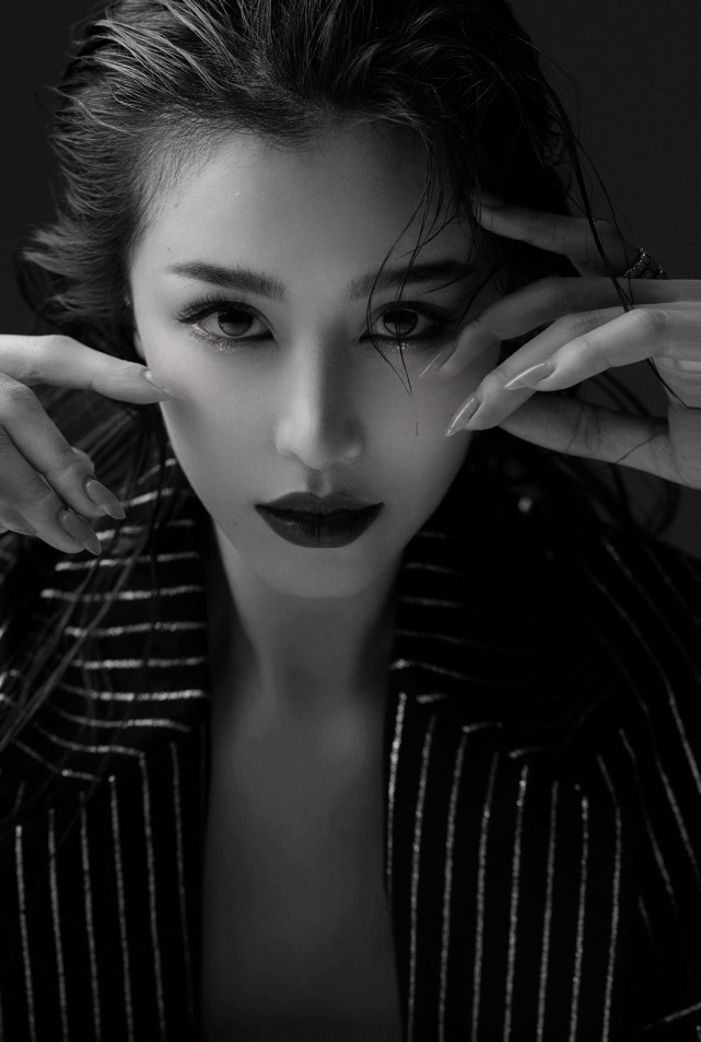 葛天酷飒西装造型曝光冷艳性感演绎别样中性风情