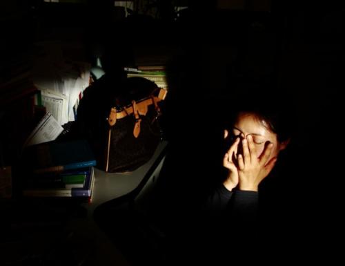 长期躺着玩手机会发生什么?4件“麻烦事”或会找上门,很难甩掉休闲区蓝鸢梦想 - Www.slyday.coM 长期躺着玩手机会发生什么?4件“麻烦事”或会找上门,很难甩掉休闲区蓝鸢梦想 - Www.slyday.coM