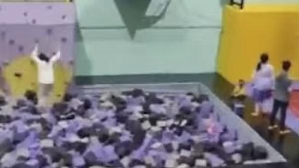 悟空蹦床主题公园同场次两顾客摔骨折 蹦床馆回应有买保险会赔付