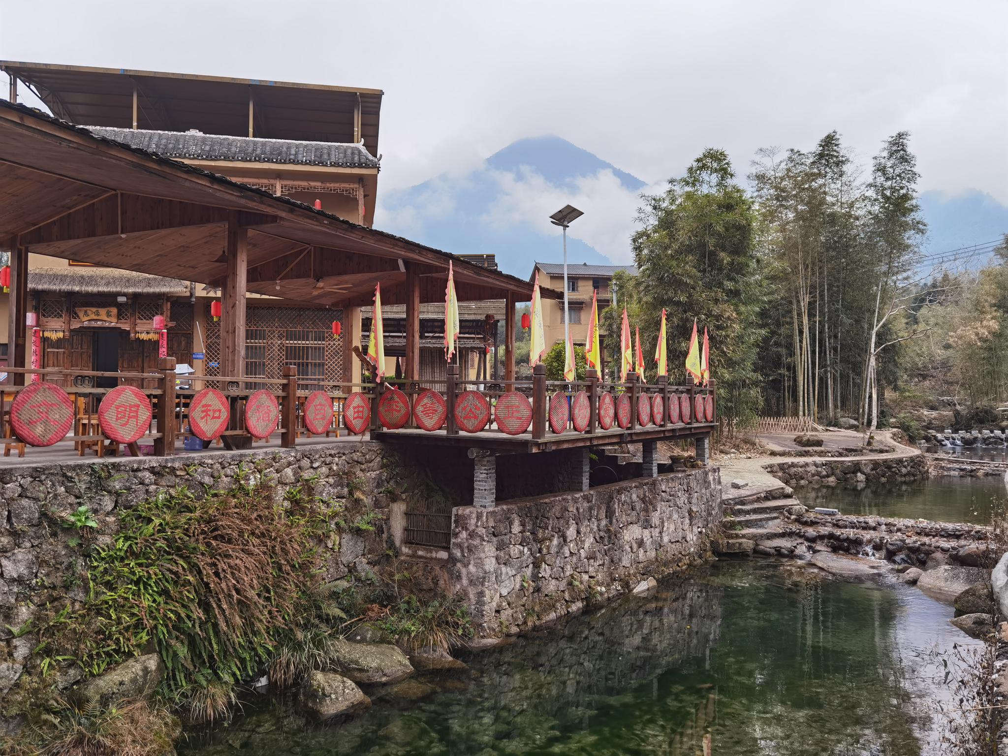 在昔日红军长征经过的广西兴安县华江瑶族乡高寨村,当地打造了集休闲