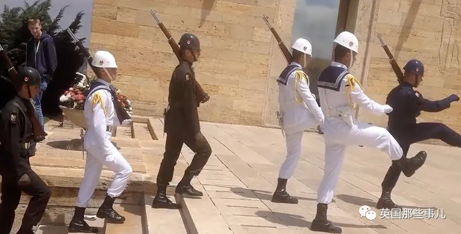 等待签证的日子里,他们在安卡拉最大的发现是土耳其仪仗队走正步"顺拐