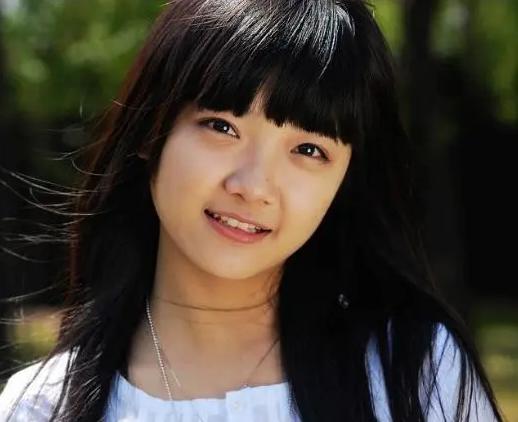 曹苑长着一张大学生的脸,非常的有特点,光看外表根本猜不对她的年龄.