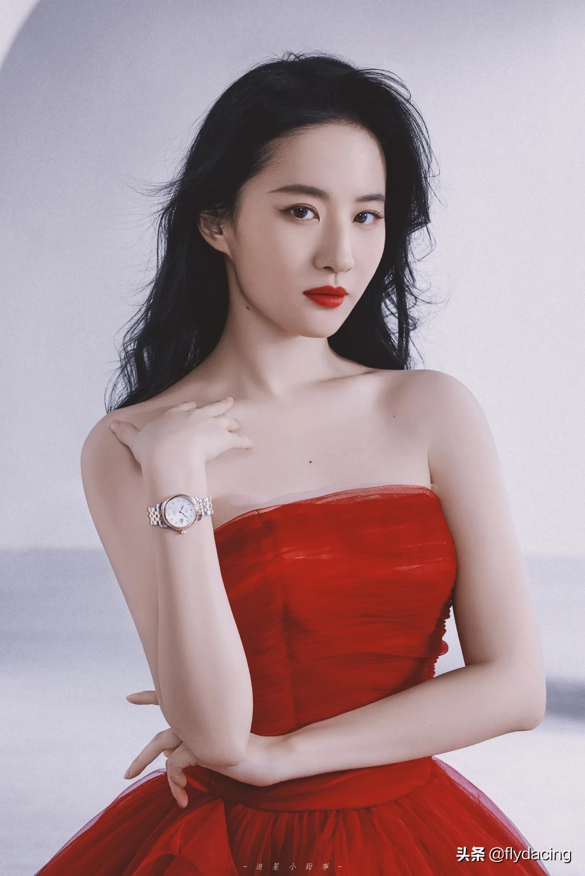 刘亦菲抹胸红裙风情万种
