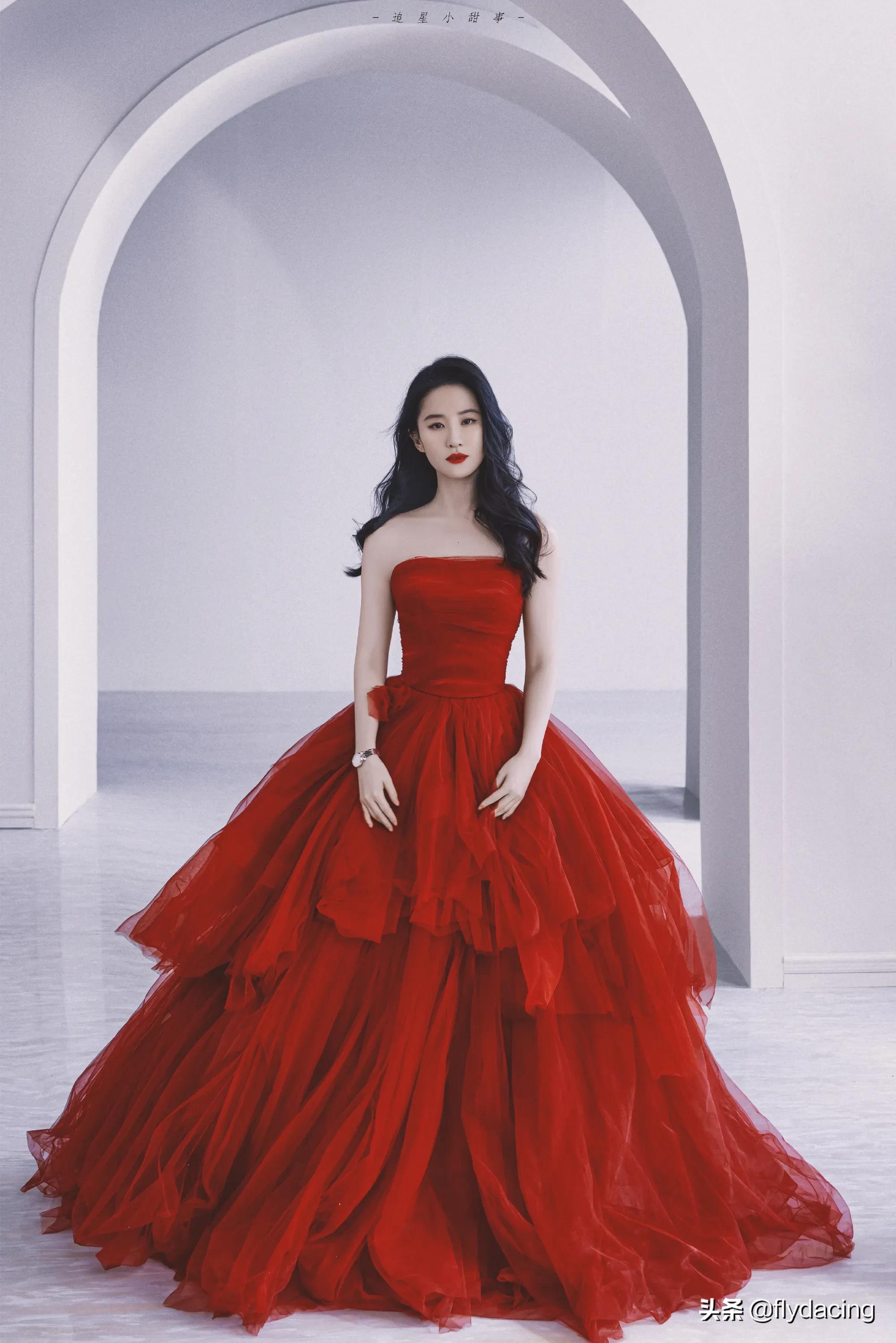刘亦菲抹胸红裙风情万种
