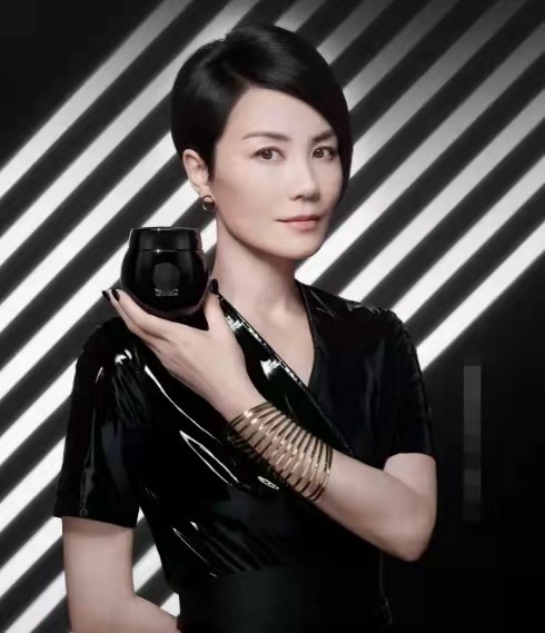 51岁王菲近况曝光穿胶皮裙勒出小蛮腰比年轻人新潮皮肤超水嫩