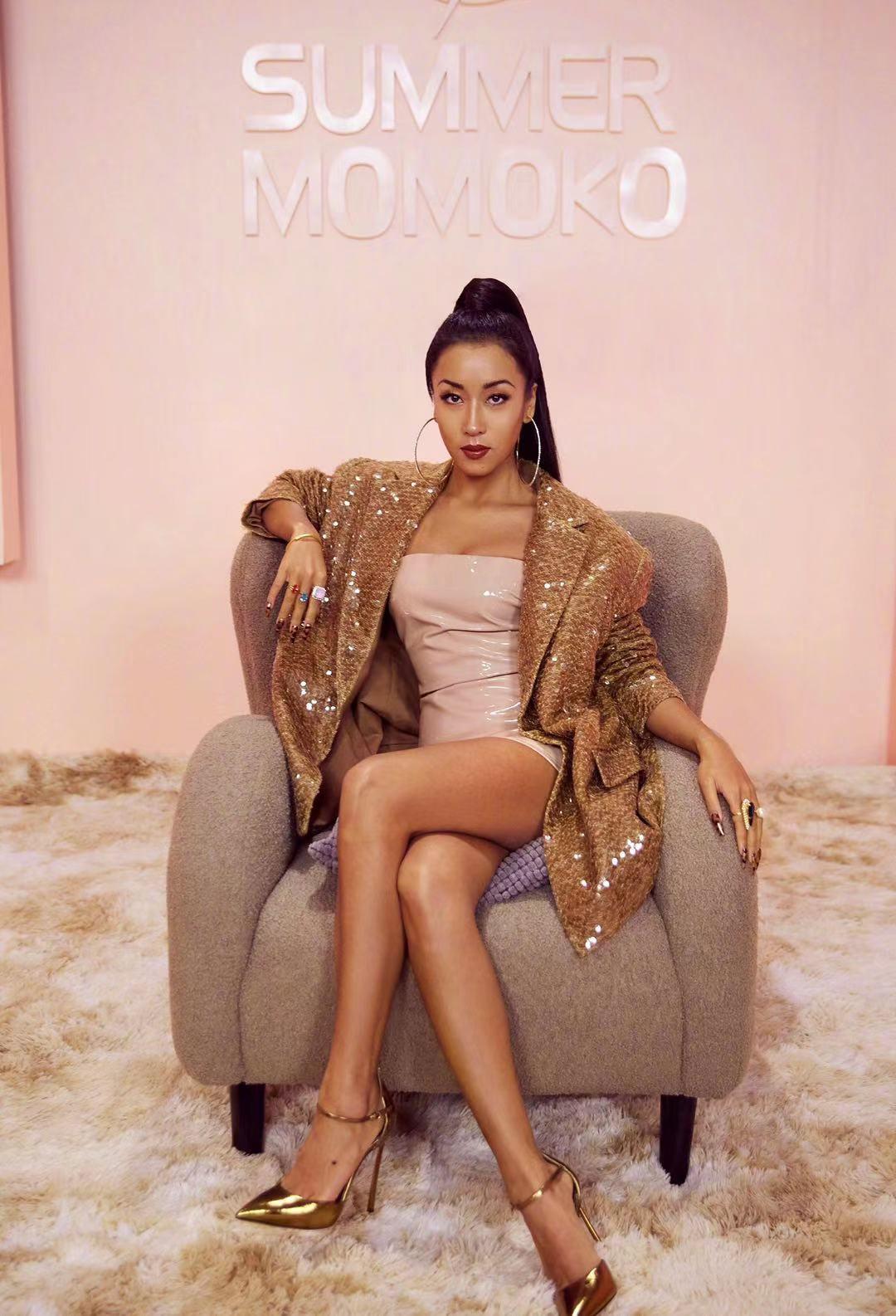 吉克隽逸真敢穿棕色亮片外套配抹胸裙时髦个性美出了新高度