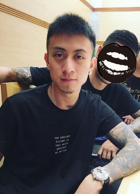 秦奋比较精明,很快就意识到张晓恩在骗取钱财,并且陷入了很大的危机之