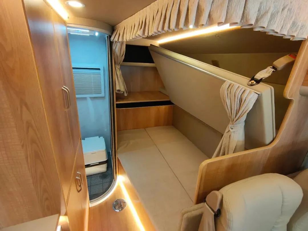 六座六卧 超大空间 超实用的趣蜂罗莎房车家庭版 了解一下?