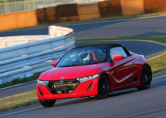 这款车就是本田s660,车身尺寸严格限定在日本kcar标准之内,车身总长度