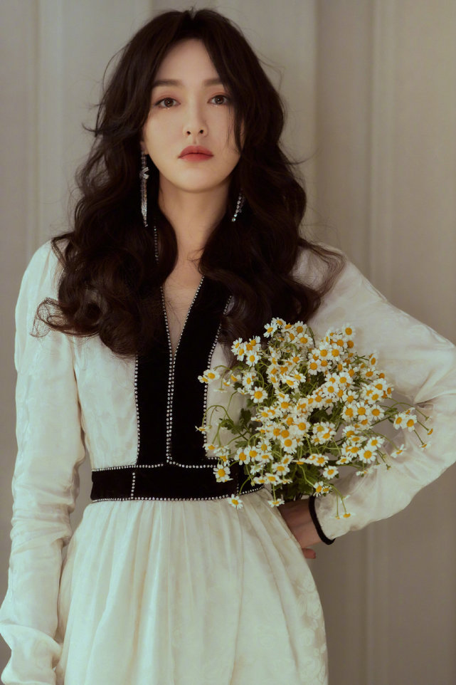 是能够凸显出高级感,涂抹着烈焰红唇下,则是凸显出了优雅和知性大气范