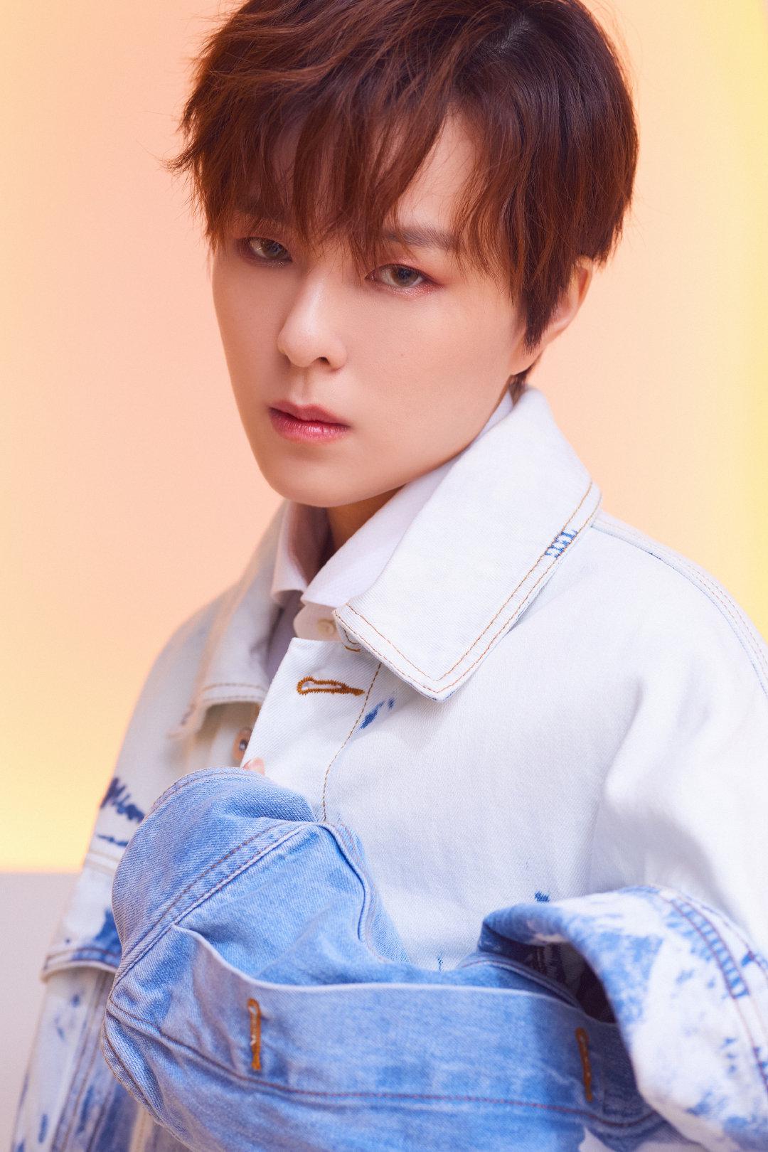 身着蓝白拼接的牛仔外套