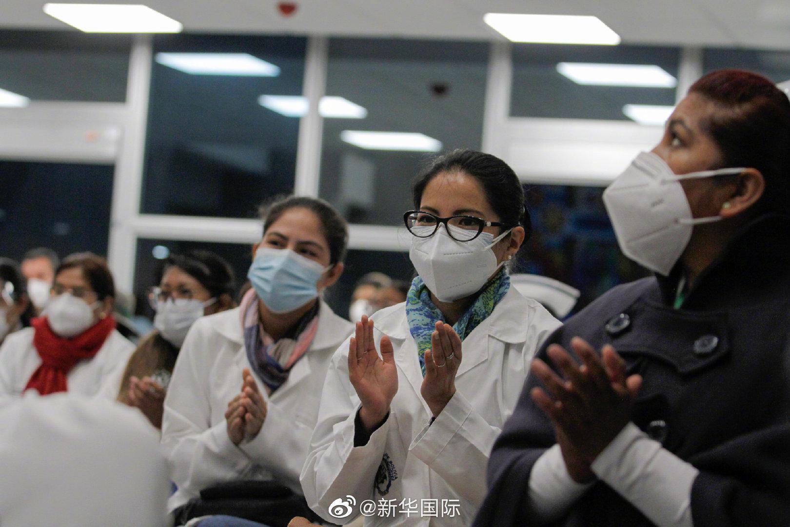 玻利维亚总统亲往迎接中国疫苗