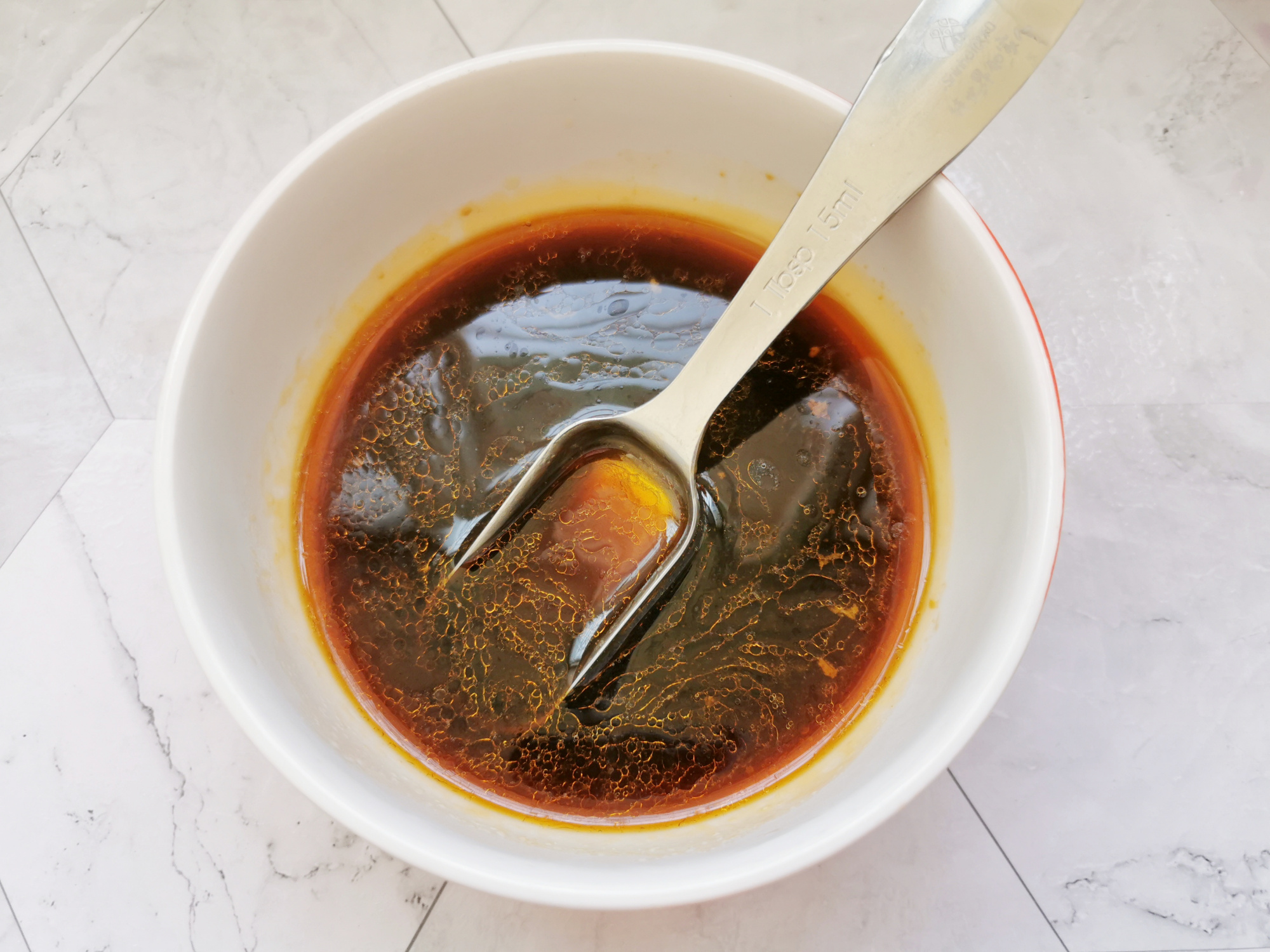 5,两勺酱油,一勺蚝油,一勺米醋,半勺白糖,两勺花椒油,一勺辣椒油,一克