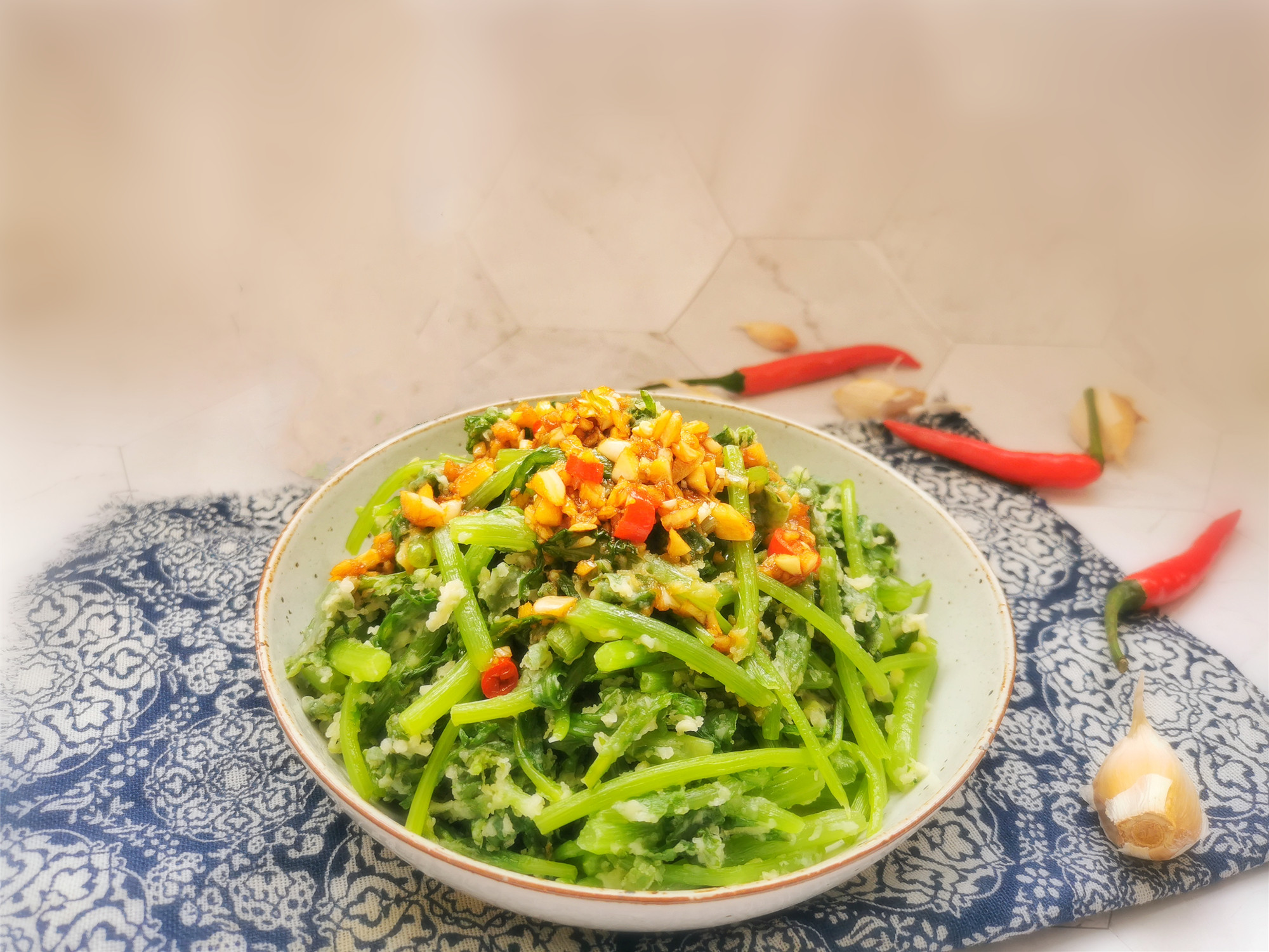 茼蒿别再炒着吃,裹上面粉蒸一蒸,既是饭又是菜,失眠的人要多吃