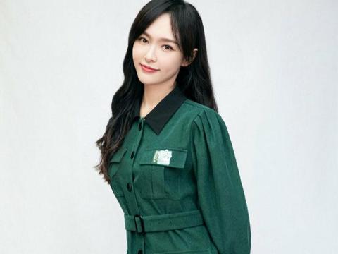 唐嫣节后开工营业白色花苞裙优雅又养眼中分大波浪时髦减龄