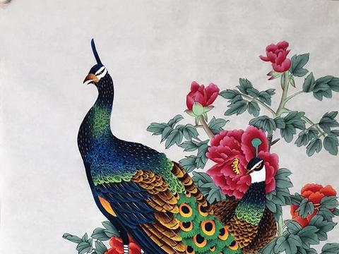 因为孔雀代表着财富,这种将头朝门口的挂法,寓意着家中的财运要向外