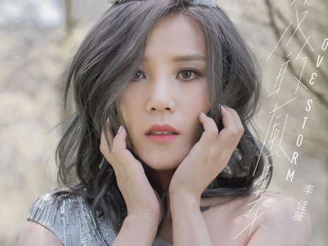 训练负伤眼角淤青,为赚钱兼职销售卖房|疫情|李佳薇|淤青_新浪新闻