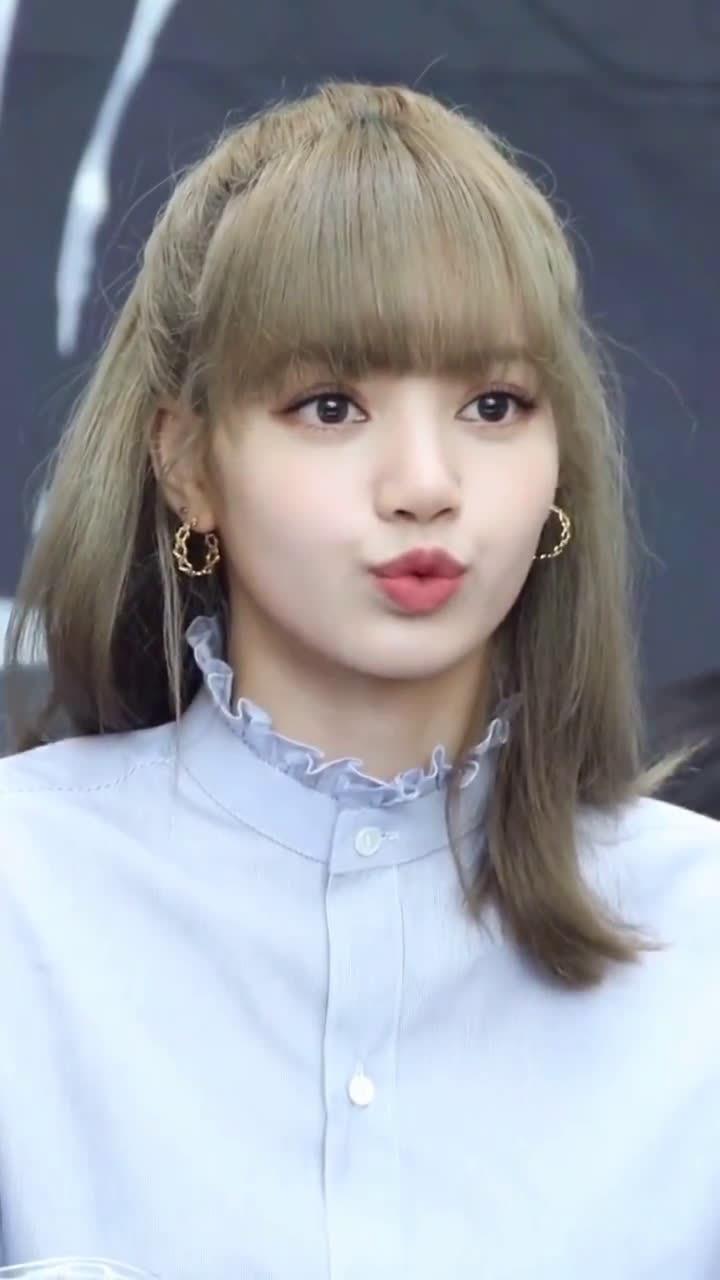 是大美女lisa吖!之前和粉丝打招呼,嘟嘴飞吻太可爱了_手机新浪网