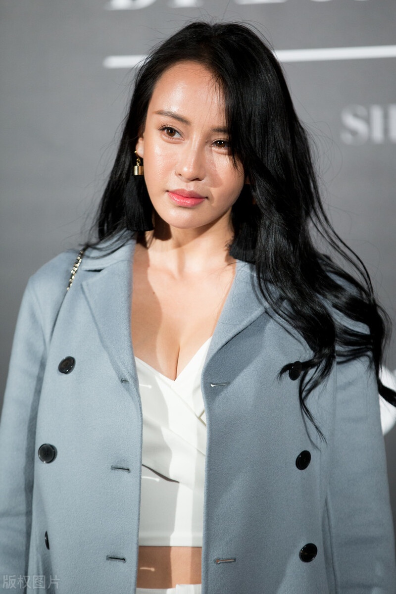 母其弥雅气质身材漂亮很抢眼