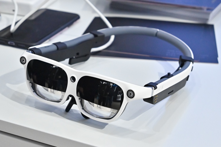 搭载高通骁龙xr2,采用全自由度手势操作,影创展示6dof mr眼镜__财经