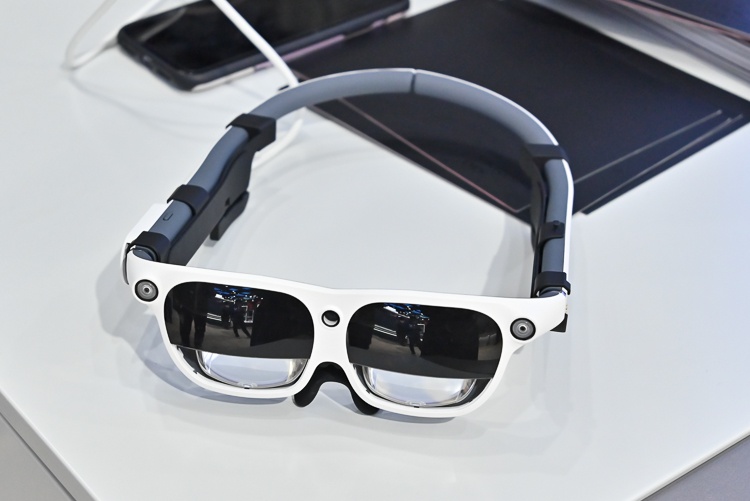 搭载高通骁龙xr2,采用全自由度手势操作,影创展示6dof mr眼镜__财经