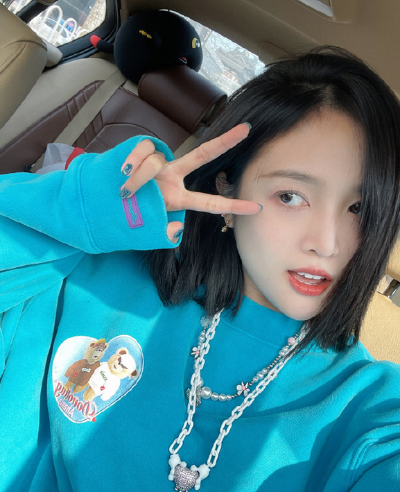 照中吴宣仪身穿应援色卫衣,还做了蓝色美甲,对镜比耶,俏皮可爱.