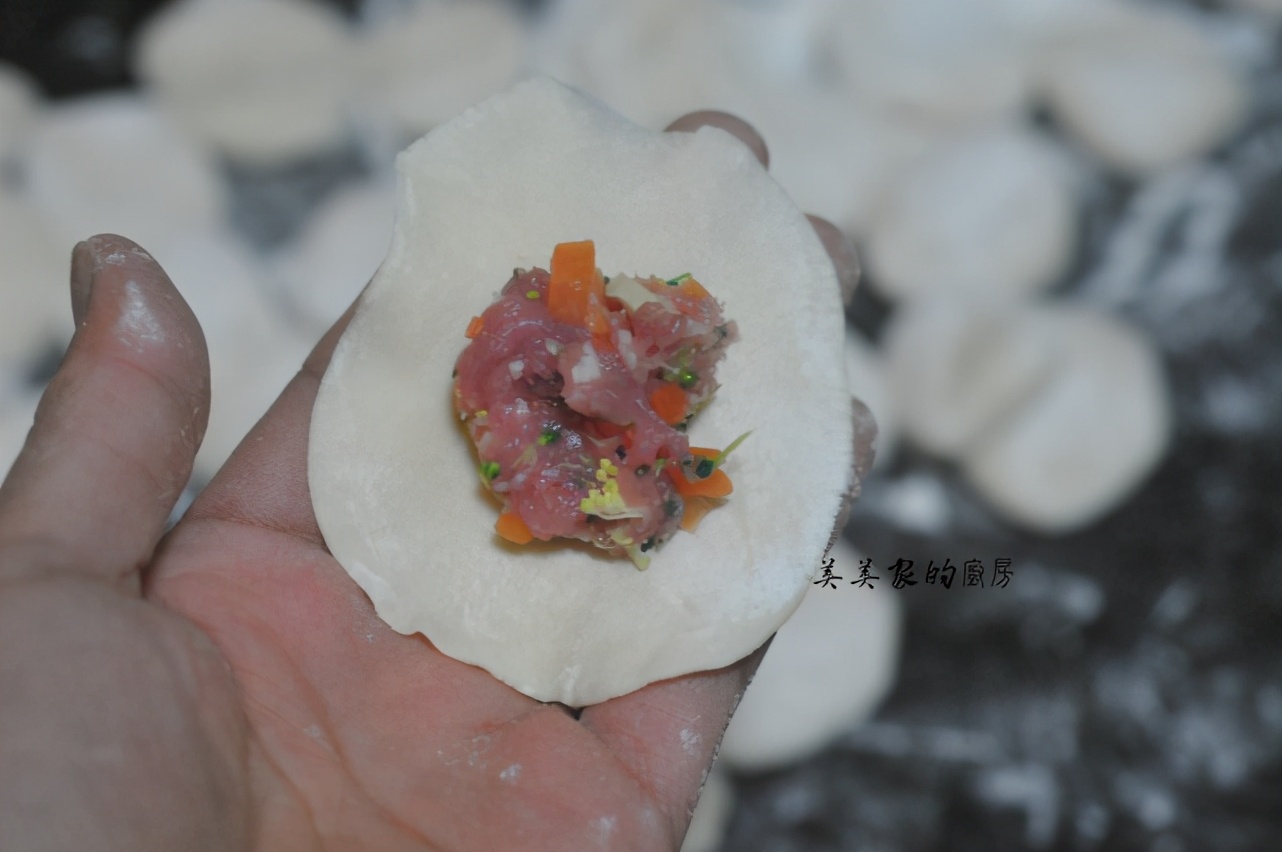 饭店的饺子皮,又软又薄还煮不烂,原来不止用面粉,焕然大悟|饺子|饺子皮|淀粉_新浪新闻
