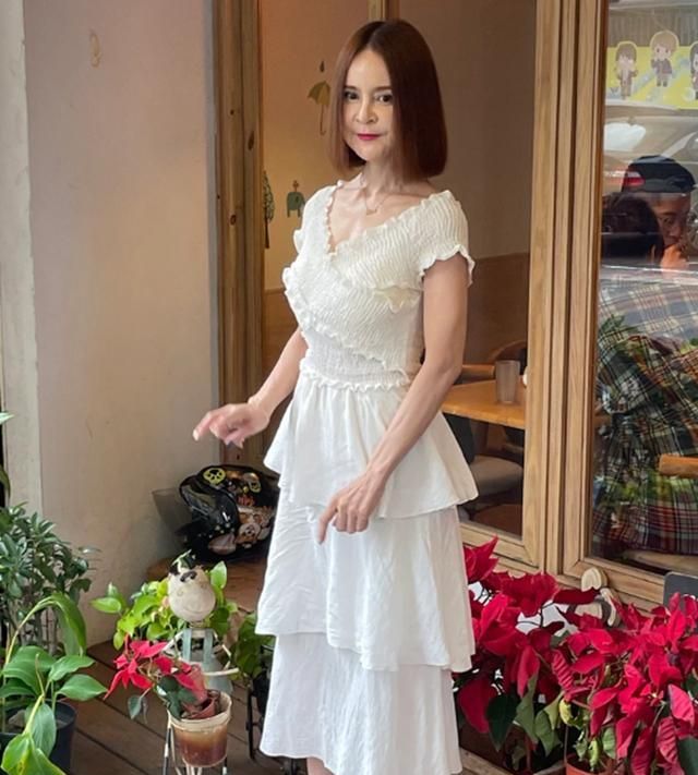 照片中,留着一头中分短发的高胜美,穿了一条白色连衣裙出镜,打扮很是