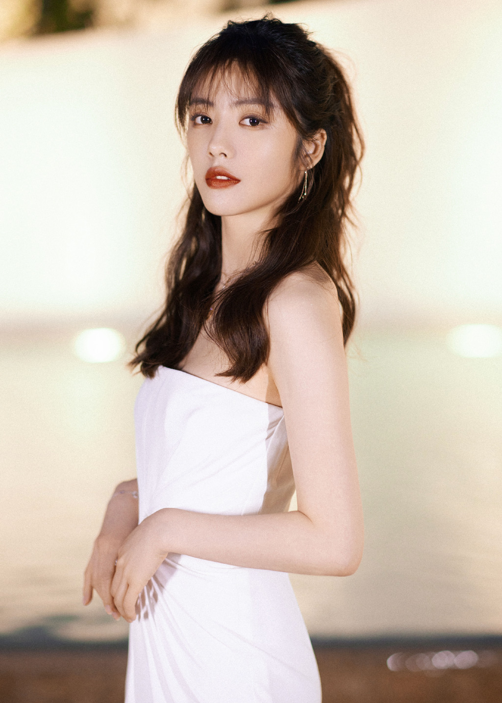 蔡文静为抢镜真拼了穿衣文静又淑女腰间多条褶皱衬细腰