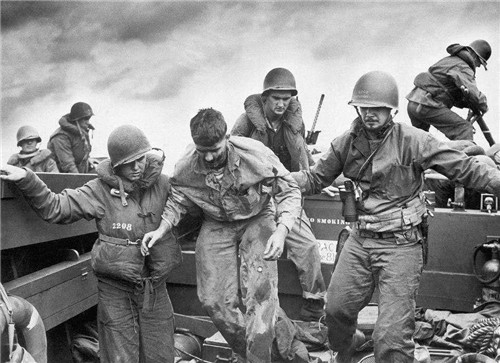 二战太平洋战场上的经典一幕美国大兵给濒死日本兵点了一根烟