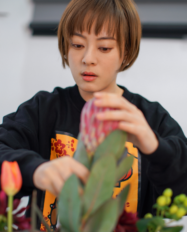孙俪插花照被疯传短发配年味卫衣看似低调不料却很显嫩