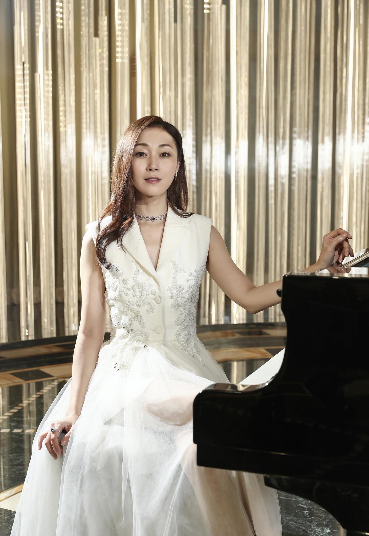 万绮雯已经是大神年龄,50岁敢穿大红抹胸连衣裙亮相,高级又减龄