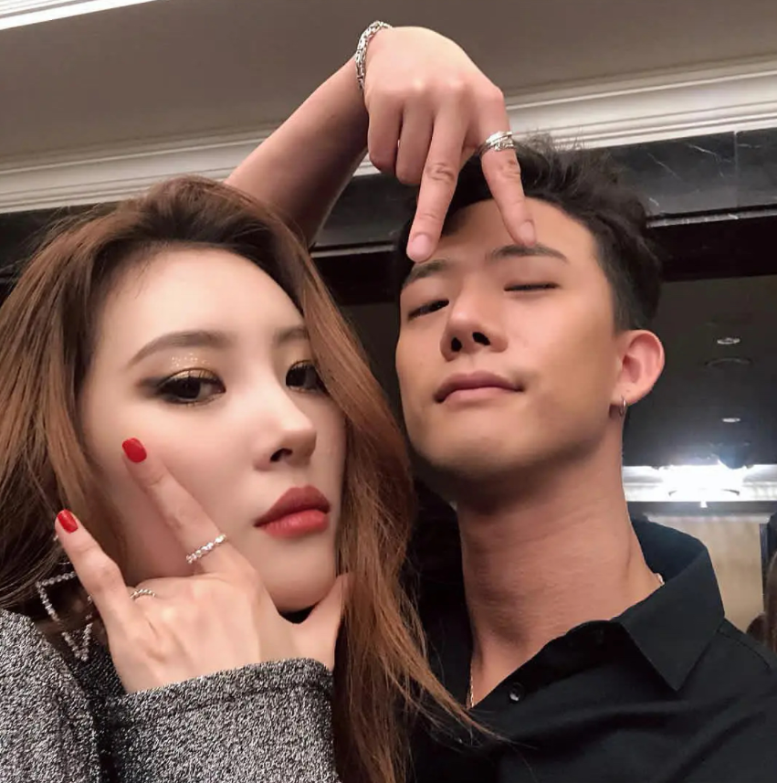 刚好认证了他俩的cp名"巧克力牛奶"