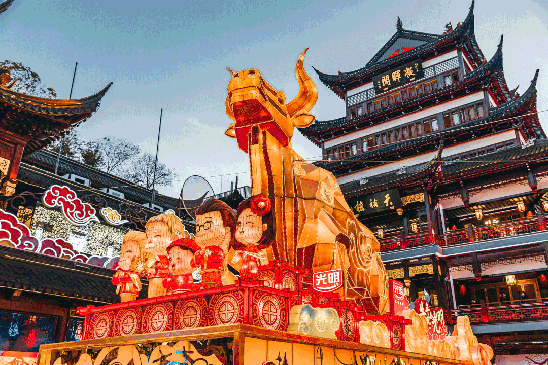 2021年的元宵节,豫园灯会在豫园商城的三大广场以"牛转乾坤·潮起东方