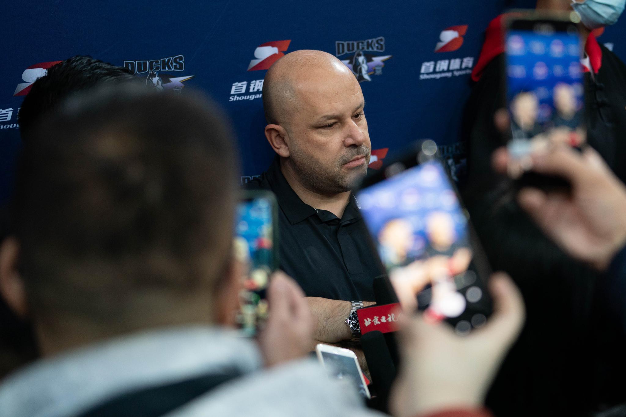 首钢主帅雅尼斯:剩下17场常规赛就是17场总决赛