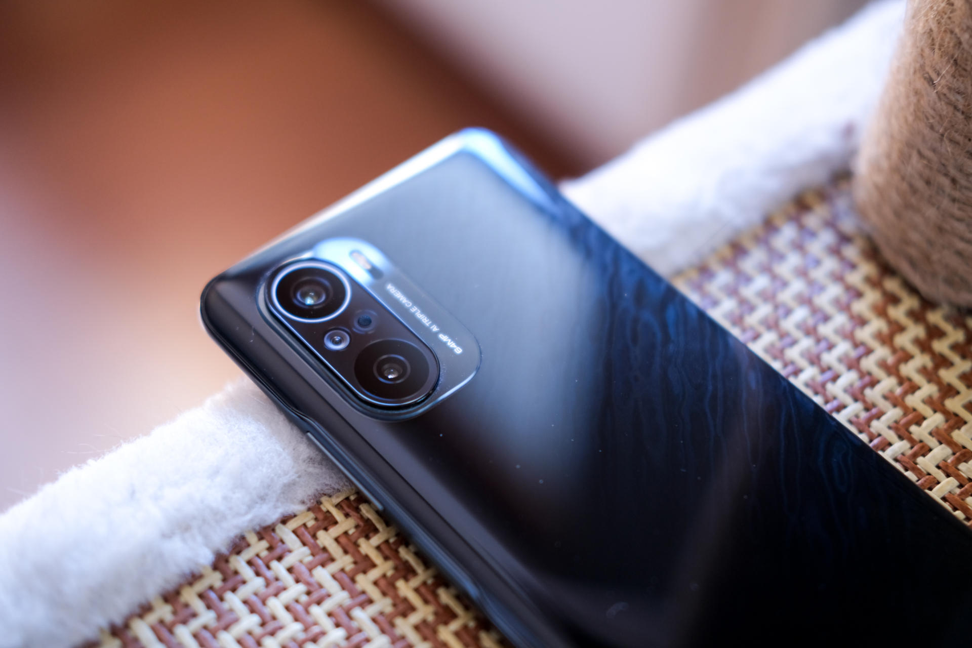 相机部分,redmi k40 pro配备了一颗2000万像素的前置摄像头,后置相机