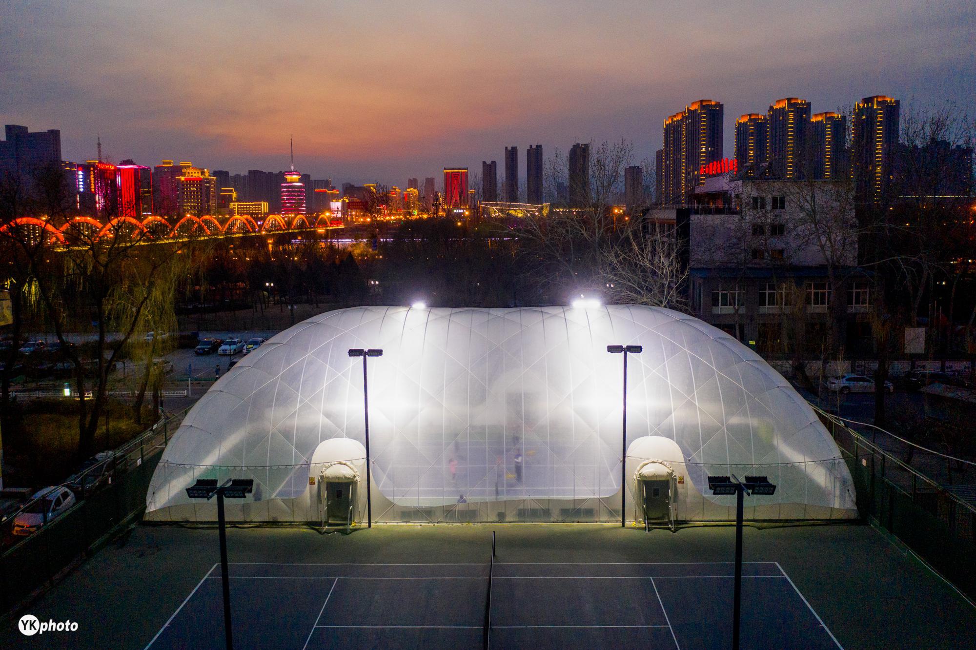 太原透明气膜馆投入使用,高空夜览宛如"外星球太空舱