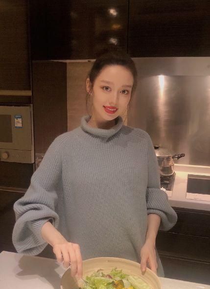 吉娜产后迎来第一个元宵节享受月子餐吃大碗元宵食欲好